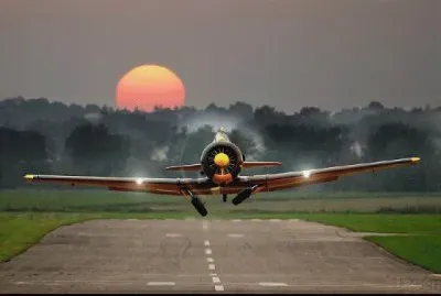 DESPEGANDO AL TARDECER.