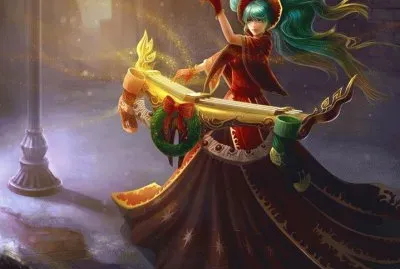 Mujer con instrumento musical en la vereda