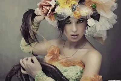 Dibujo de mujer con peinado florar