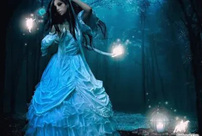Mujer con vestido antiguo en el bosque con hadas