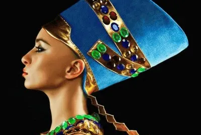 Mujer egipcia con sombrero azul