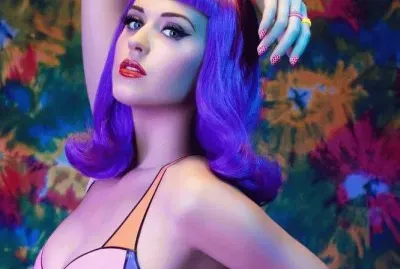 Mujer de pelo violeta posando con fondo floreado