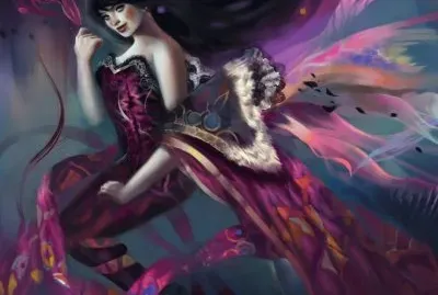 Mujer de pelo negro y vestido violeta