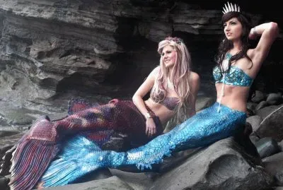 Sirenas en las rocas a orillas del mar.