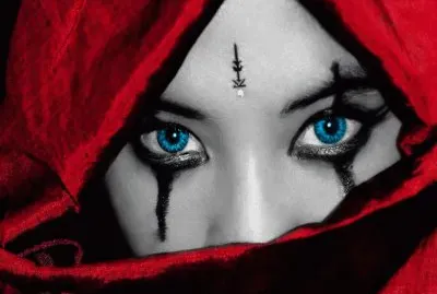 Mujer de ojos celestes cubierta con manta roja