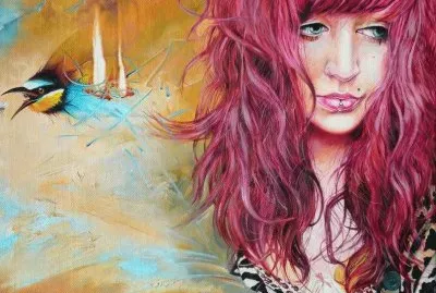 Chica de pelo fucsia con pÃ¡jaro