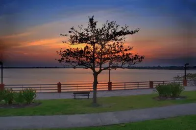 Amanecer en la costanera de Formosa. Argentina
