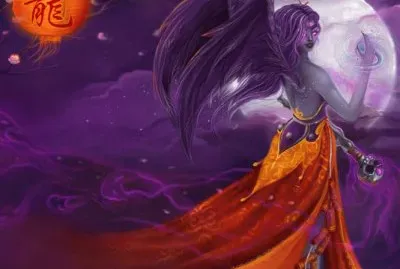 Mujer violeta con alas a la luz de la luna