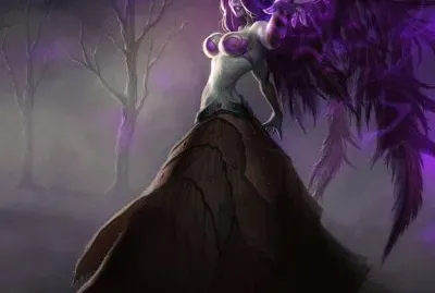 Mujer de alas violetas en el bosque oscuro