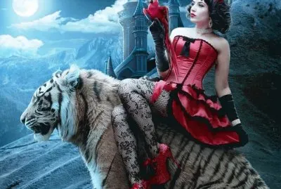 Mujer de rojo sentada sobre tigre