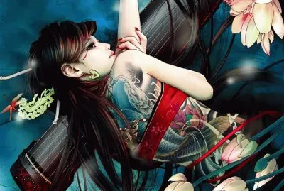 Mujer con cuerpo pintado y flores