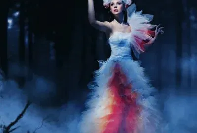 Mujer en le bosque con vestido blanco y rojo