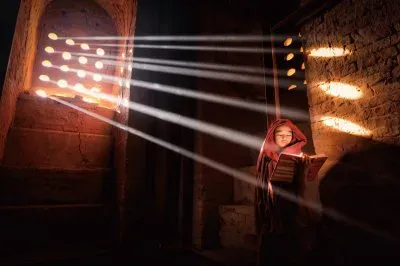 Joven monje en Viejo Bagan, Birmania