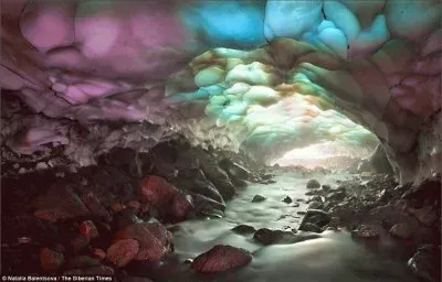 Cueva de hielo. Kamchatka jigsaw puzzle