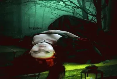 Mujer acostada en escalera a la luz de una vela