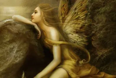 Mujer hada sobre piedra