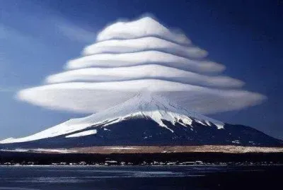 NUBES SOBRE EL FUJI.