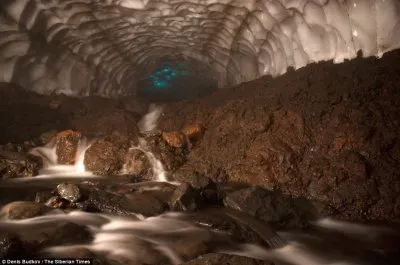 Cueva de hielo en Kamchatka jigsaw puzzle
