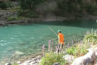 Pescando en el RÃ­o FrÃ­o. Chubut. Argentina