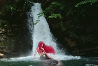 Sirena en la cascada