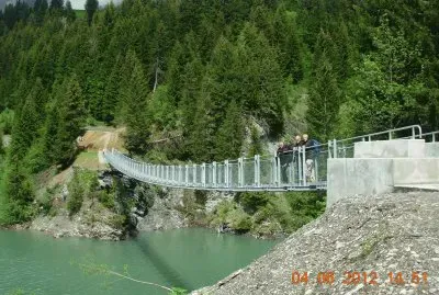 Bridge over alpin lake (Fr)