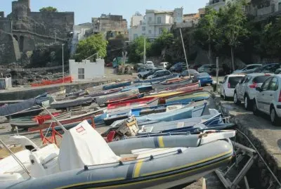 PequeÃ±as embarcaciones en el atracadero