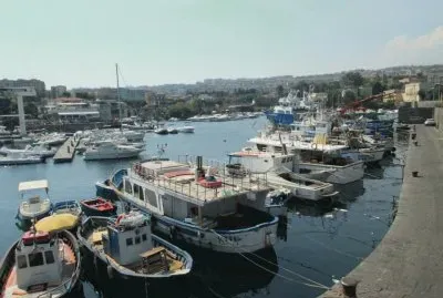 פאזל של Atracadero con gomoncitos en Catania