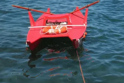 Un bote salvadidas en el lido jigsaw puzzle