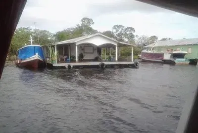 Casas Flutuantes no Rio Negro - AM