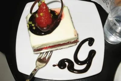 Un rico trozo de torta de chocolate con crema