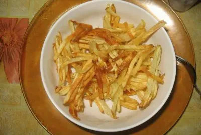 Seliciosas las papas fritas cortadas bien finitas