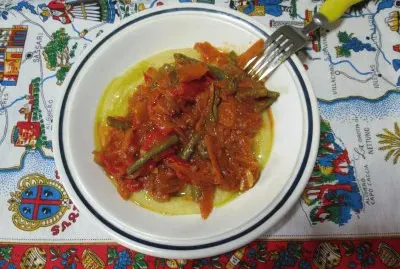 Delicioso plato de polenta vegano