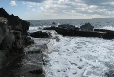 Las olas rompiendo en Licuti