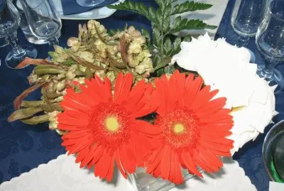 Hermoso arreglo floral de mesa