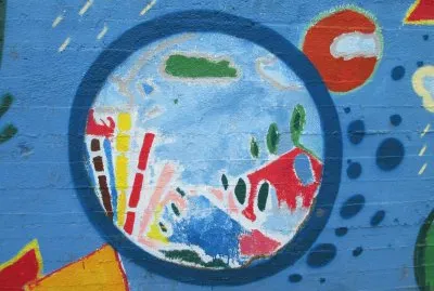 Hermosa pintada en una pared, parece un planeta