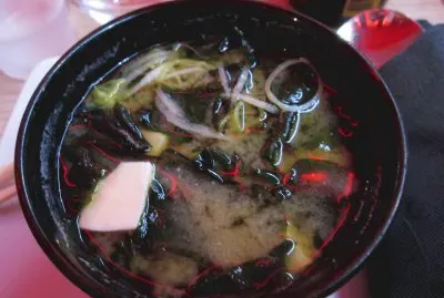 Sopa de miso con efecto de luz roja.