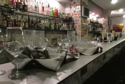 Hermoso bar dentro del restaurante