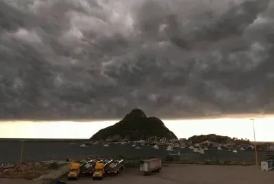 Formacion de Tormenta sobre el Faro de Mazatlan