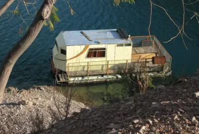 Casa flotante en el Embalse Agua del Toro. Mendoza. Argentina