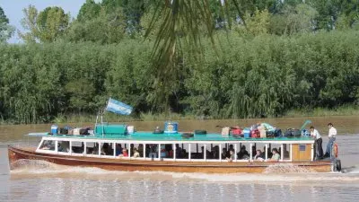 Lancha colectivo en el ParanÃ¡ GuazÃº. Buenos Aires. Argentina