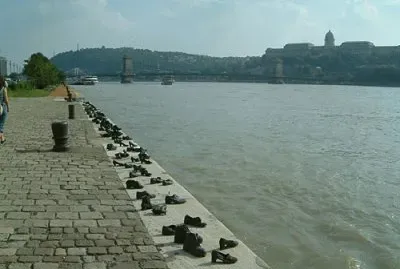 scarpe sulle rive del danubio