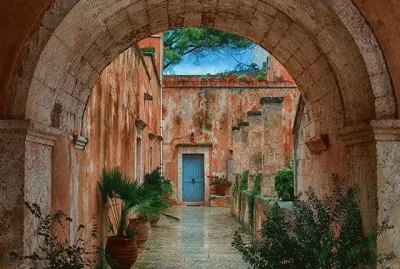 Acceso a las celdas del Monasterio