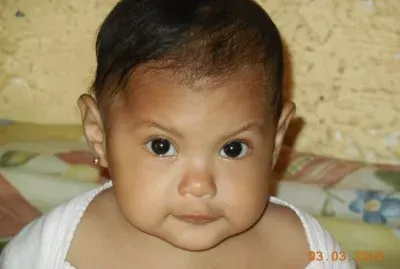 NIÃ‘A MIRANDO FIJAMENTE A LA CAMARA