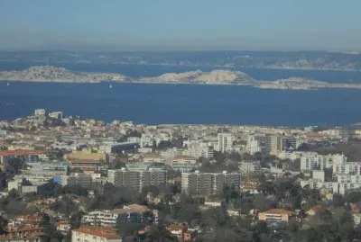 La ville de Marseille, et au loin l 'Ã®le du Frioul