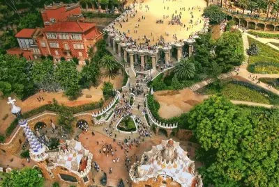 Vista aÃ©rea del Parque GÃ¼ell de Antoni GaudÃ­