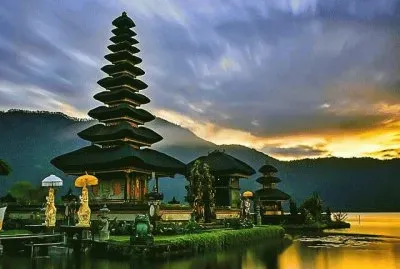 Templo Budista en Bali-Indonesia jigsaw puzzle