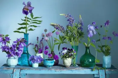 פאזל של Flowers in Antique Glass Containers