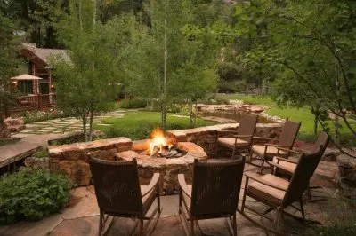 פאזל של Comfy Garden Retreat with Firepit