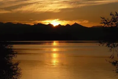 Puesta de sol en el Nahuel Huapi. RÃ­o Negro. Argentina