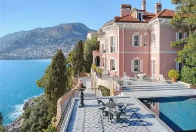 Abitazioni esterni ed interni e piscine